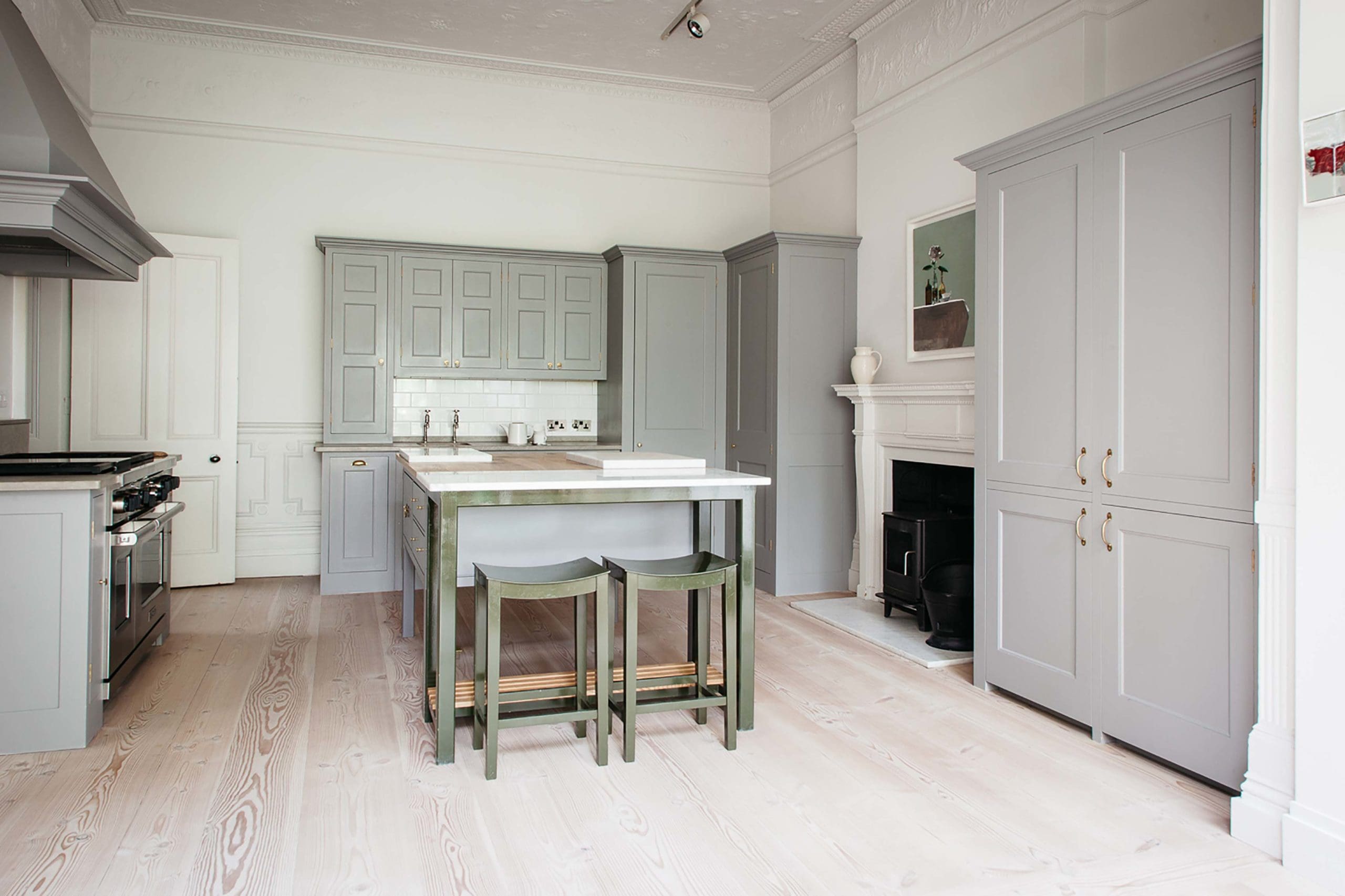  Traditional kitchen with breakfast bar and fireplace